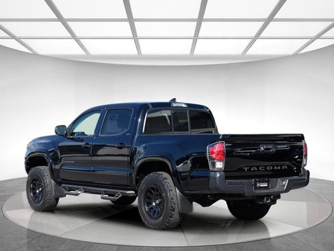 Used 2017 Toyota Tacoma SR5 w/ Tow Package RWD image 2