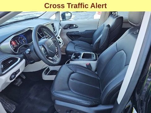 Used 2024 Chrysler Pacifica Touring-L image 10
