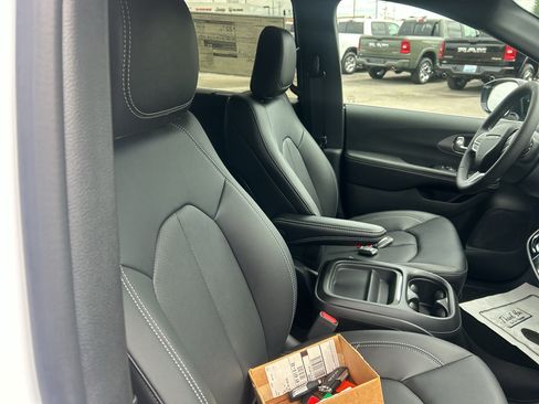 New 2027 Chrysler Pacifica Select FWD image 13