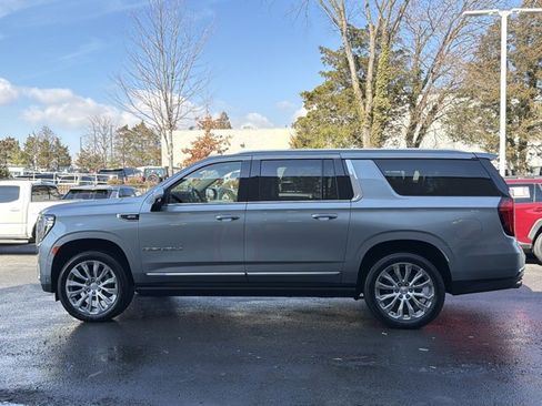 Used 2023 GMC Yukon XL Denali w/ Denali Reserve Package image 8