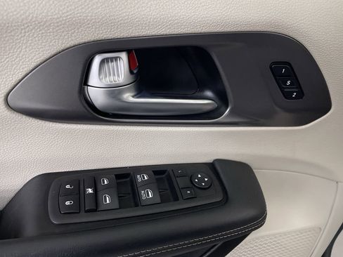 Used 2023 Chrysler Pacifica Touring-L FWD image 11