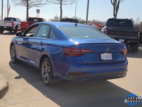 Used 2022 Volkswagen Jetta SE image 2