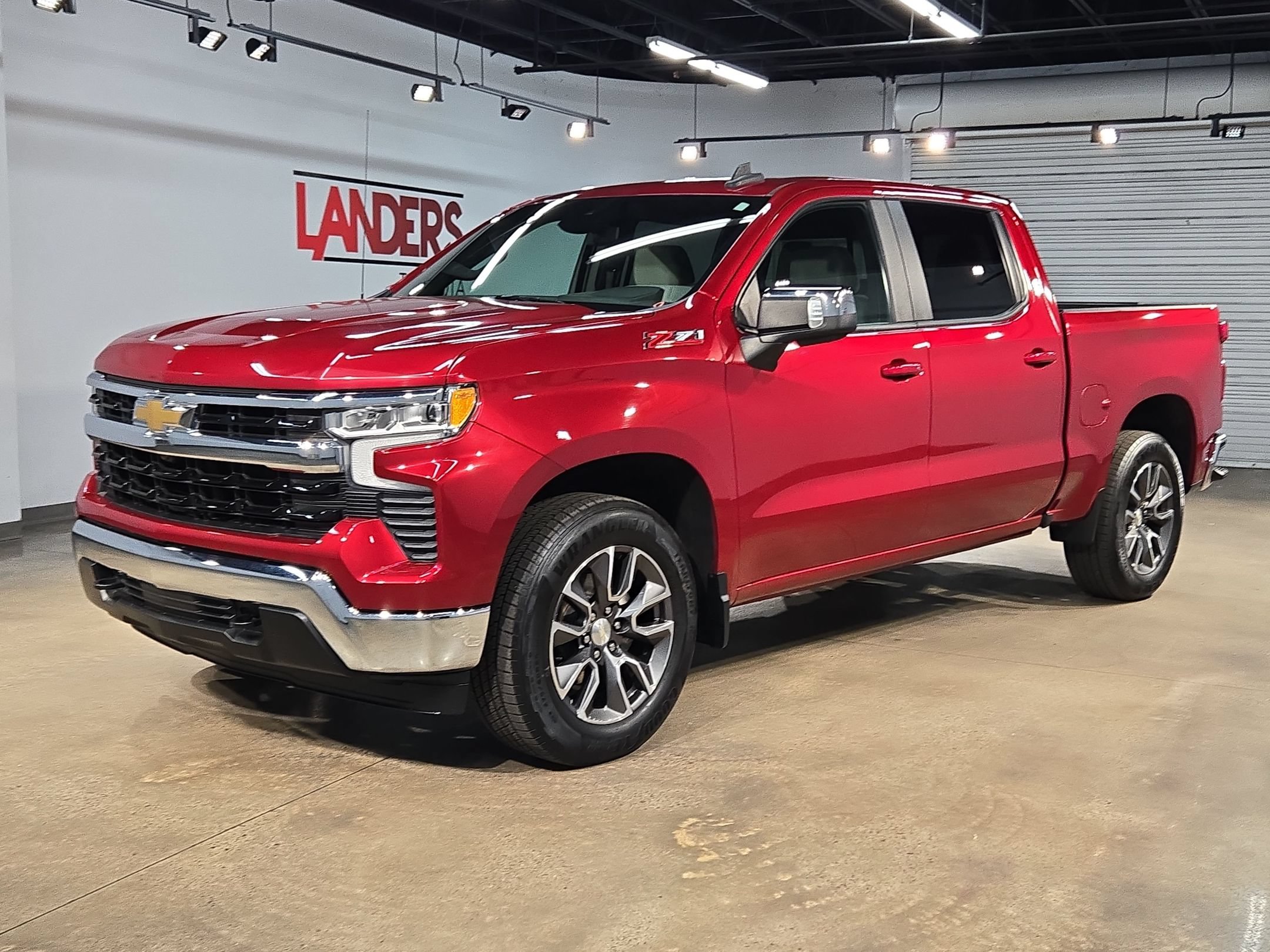 Used 2022 Chevrolet Silverado 1500 LT AWD/4WD image 3