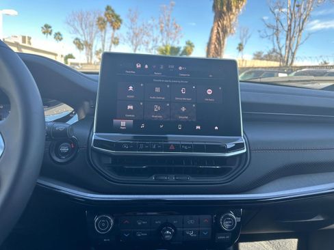 Used 2025 Jeep Compass Trailhawk image 17