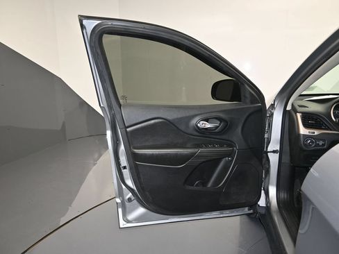 Used 2016 Jeep Cherokee Latitude FWD image 10