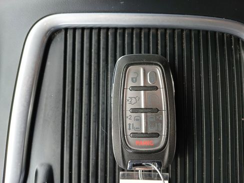 Used 2024 Chrysler Pacifica Touring-L image 21