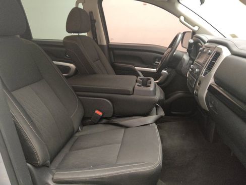 Used 2019 Nissan Titan SV image 21