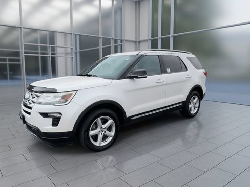 Used 2018 Ford Explorer XLT w/ Equipment Group 202A AWD/4WD image 4