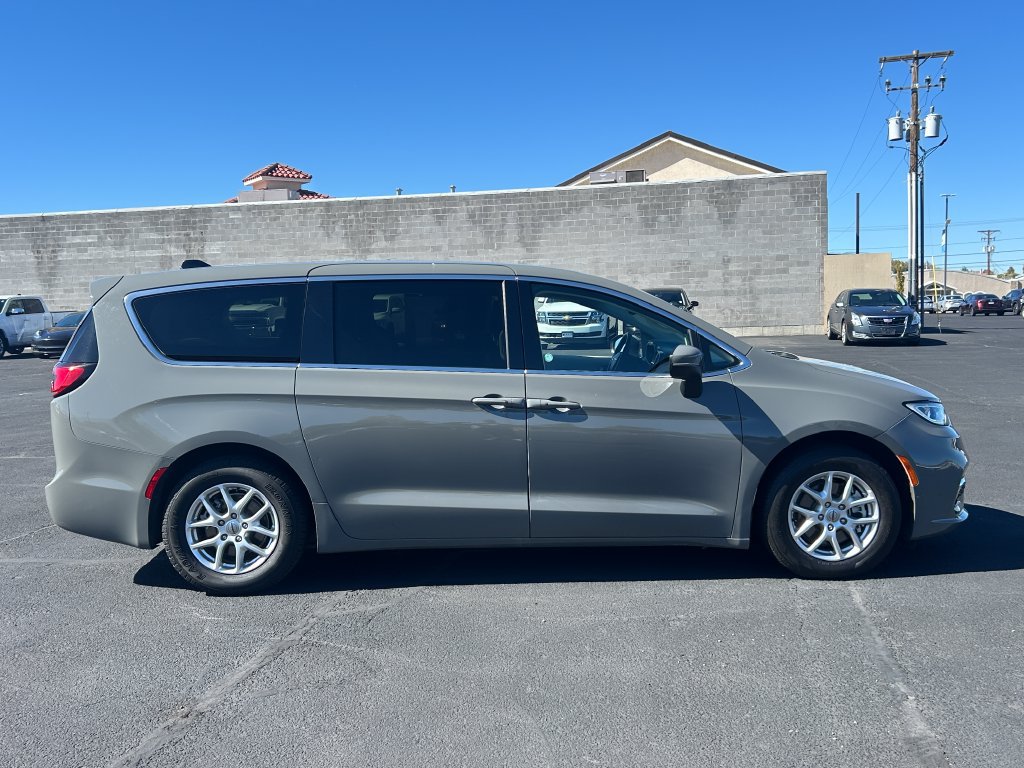 Used 2023 Chrysler Pacifica Touring-L FWD image 2