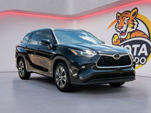 Used 2022 Toyota Highlander XLE FWD image 3