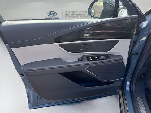 Used 2025 Lincoln Nautilus Premier image 18