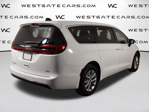 Used 2025 Chrysler Pacifica Select AWD/4WD image 44