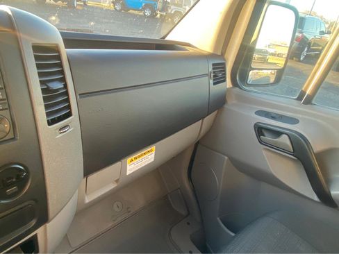 Used 2015 Freightliner Sprinter 2500 image 30