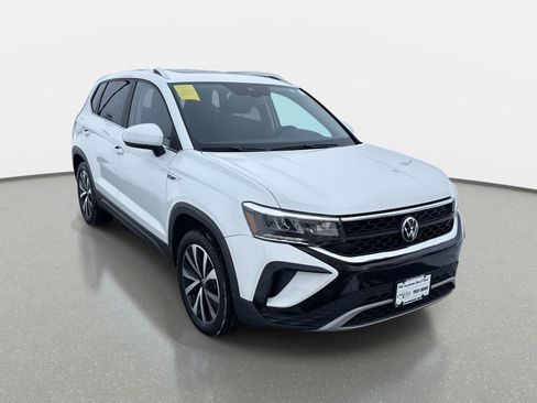 Certified 2023 Volkswagen Taos SE image 3