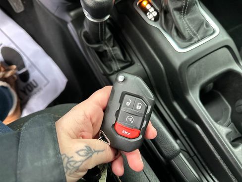 Used 2024 Jeep Wrangler Unlimited image 23