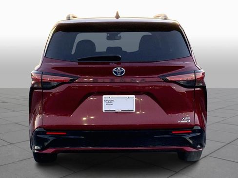 Used 2024 Toyota Sienna XSE image 5