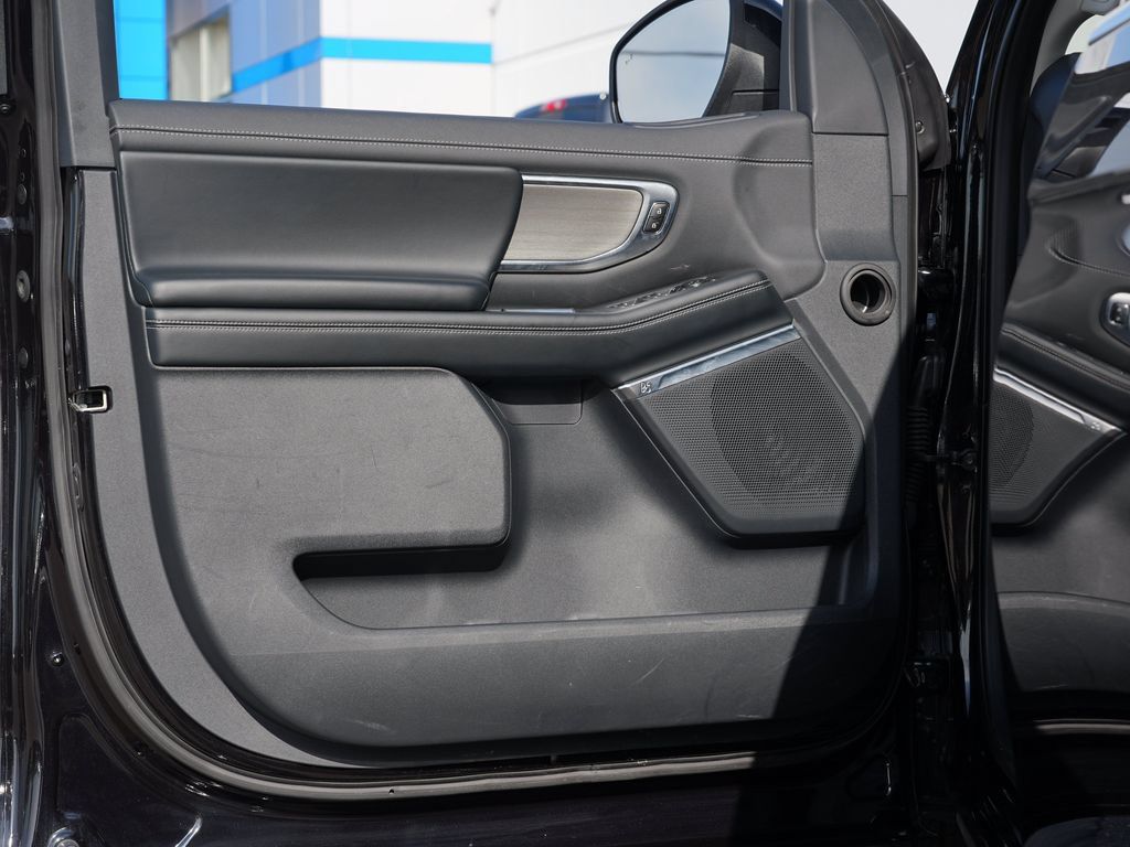 Used 2025 Ford Expedition Platinum AWD/4WD image 14