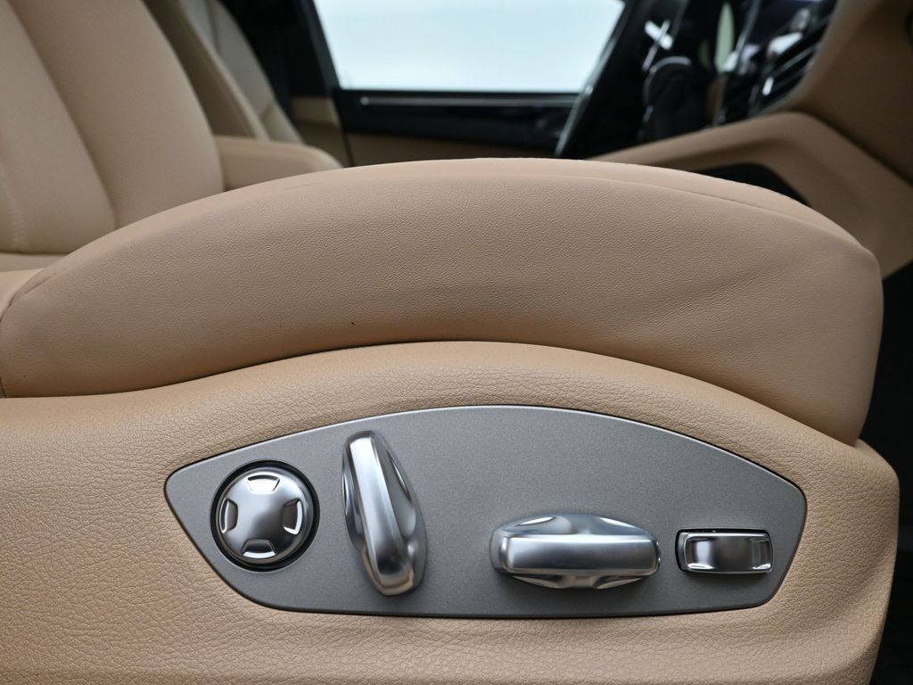 Certified 2026 Porsche Macan AWD/4WD image 15