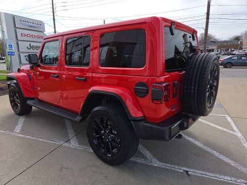 Used 2025 Jeep Wrangler Unlimited Sahara image 8