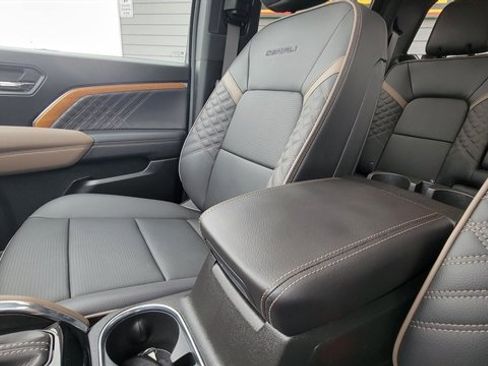 Used 2024 GMC Canyon Denali image 47