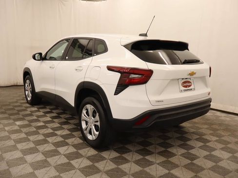 Used 2025 Chevrolet Trax LS FWD image 3