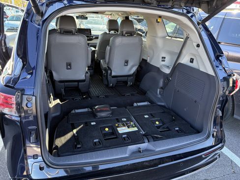 Used 2023 Toyota Sienna Limited image 8