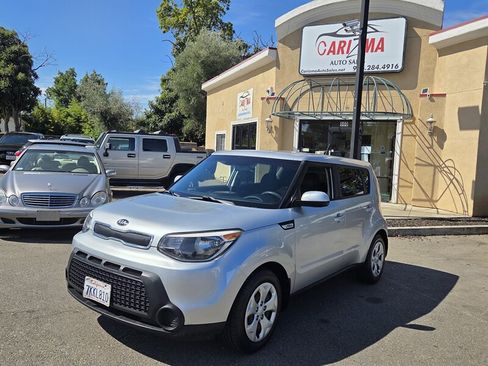 Used 2015 Kia Soul FWD image 1