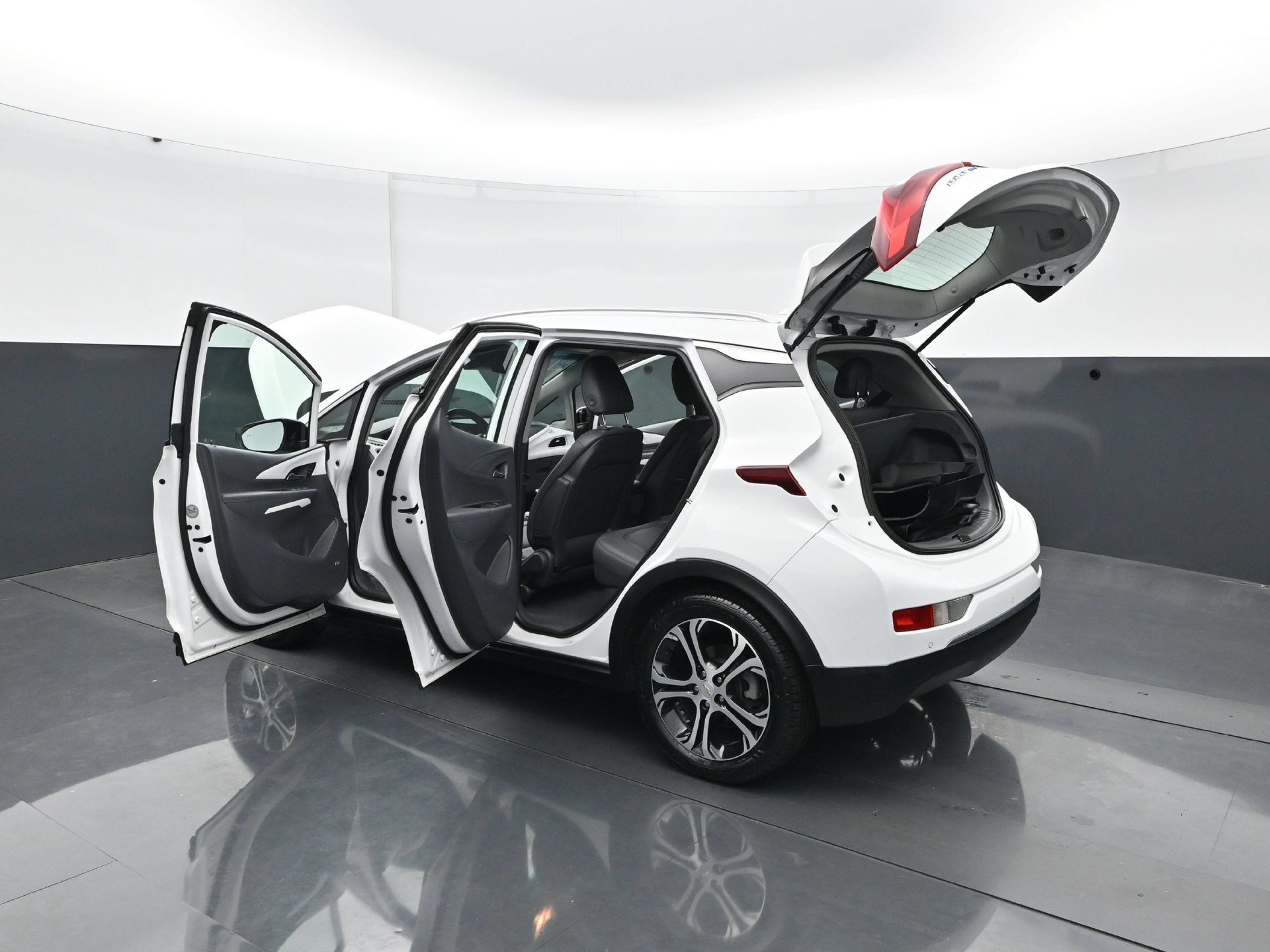 Used 2019 Chevrolet Bolt Premier w/ Infotainment Package FWD image 29