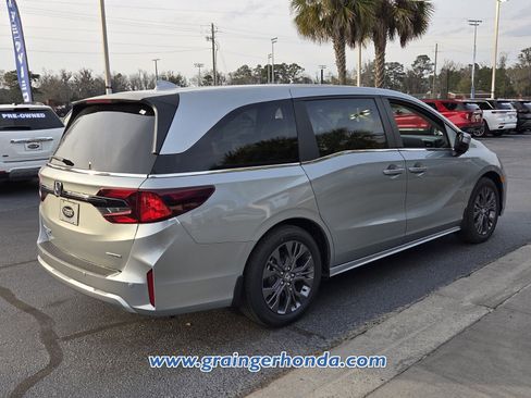 New 2026 Honda Odyssey Touring image 5