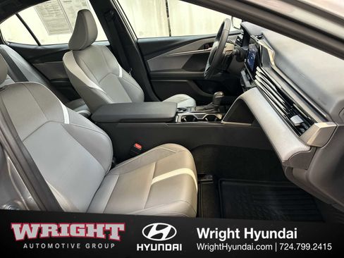 Used 2025 Toyota Camry SE w/ Convenience Package image 18