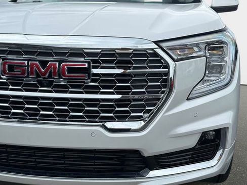 Used 2024 GMC Terrain Denali w/ Denali Premium Package AWD/4WD image 9