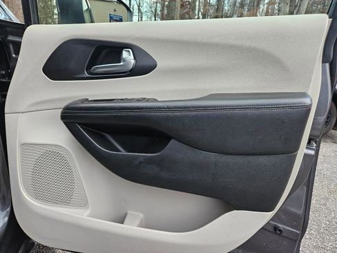 Used 2020 Chrysler Pacifica Limited image 38