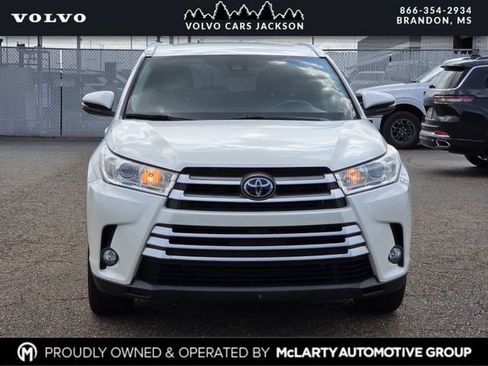 Used 2019 Toyota Highlander XLE FWD image 2