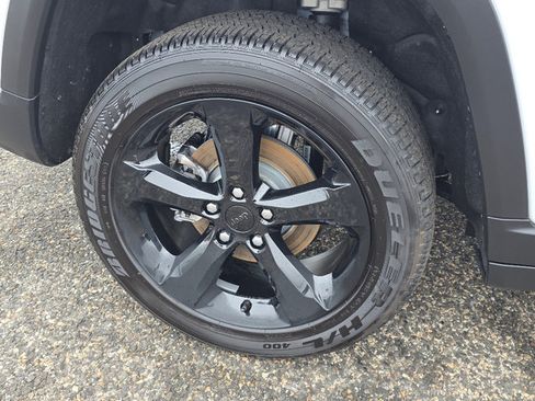 Certified 2025 Jeep Grand Cherokee Altitude image 28