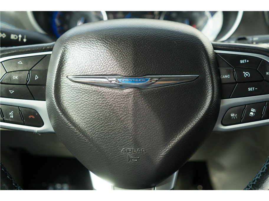 Used 2021 Chrysler Pacifica Touring-L FWD image 3