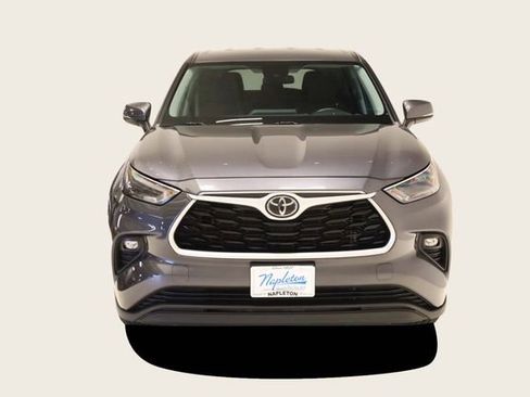 Used 2023 Toyota Highlander LE image 3