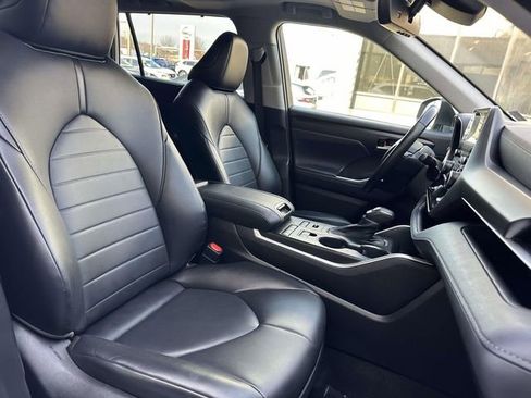 Used 2021 Toyota Highlander XLE image 9