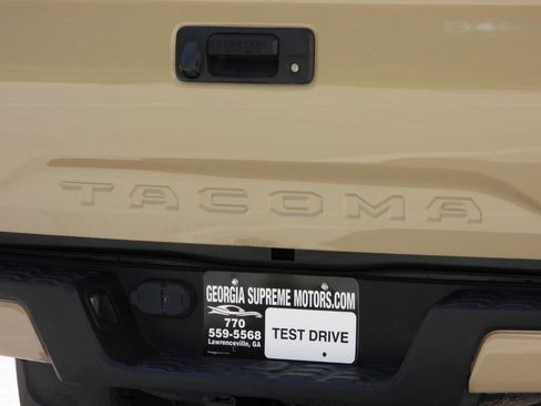 Used 2020 Toyota Tacoma SR5 w/ Technology Package AWD/4WD image 17