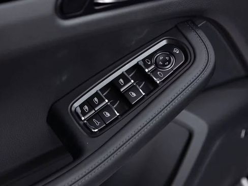 Certified 2025 Porsche Macan Turbo image 18