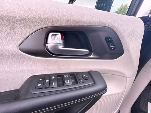 Used 2024 Chrysler Pacifica Touring-L FWD image 15