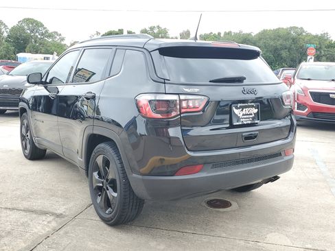 Used 2021 Jeep Compass Latitude FWD image 3