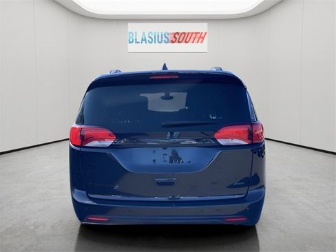 Used 2020 Chrysler Pacifica Touring-L image 4