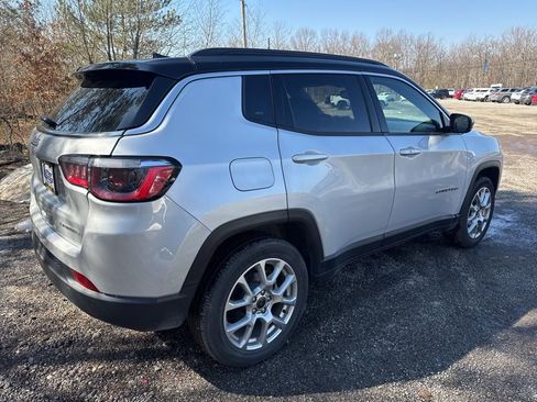 Used 2025 Jeep Compass Limited image 9