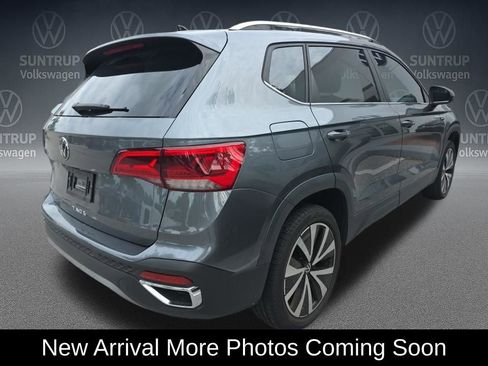 Used 2023 Volkswagen Taos SE w/ Panoramic Sunroof Package FWD image 3