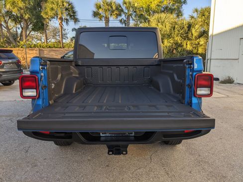 Used 2021 Jeep Gladiator Sport image 9