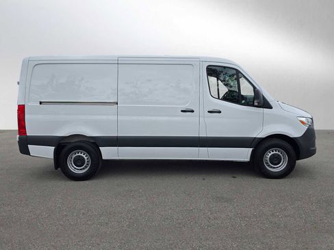 Used 2025 Mercedes-Benz Sprinter 2500 image 2