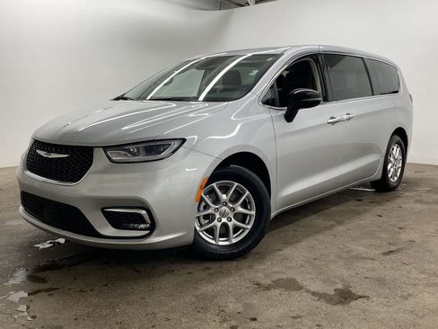 Used 2024 Chrysler Pacifica Touring-L FWD image 1