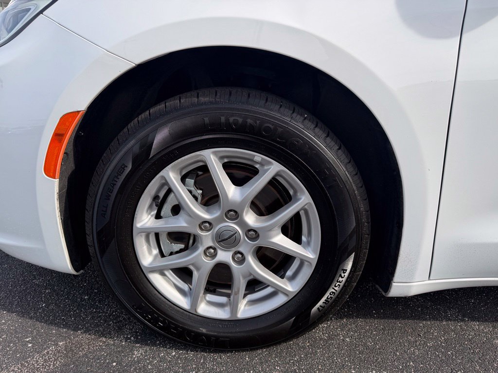 Used 2025 Chrysler Pacifica Select FWD image 19