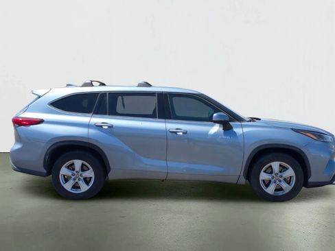 Used 2021 Toyota Highlander LE FWD image 7