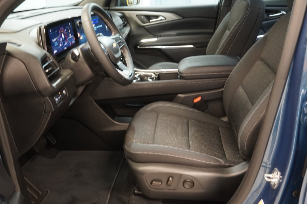 Used 2026 Chevrolet Traverse LT w/ Driver Confidence Package FWD image 4